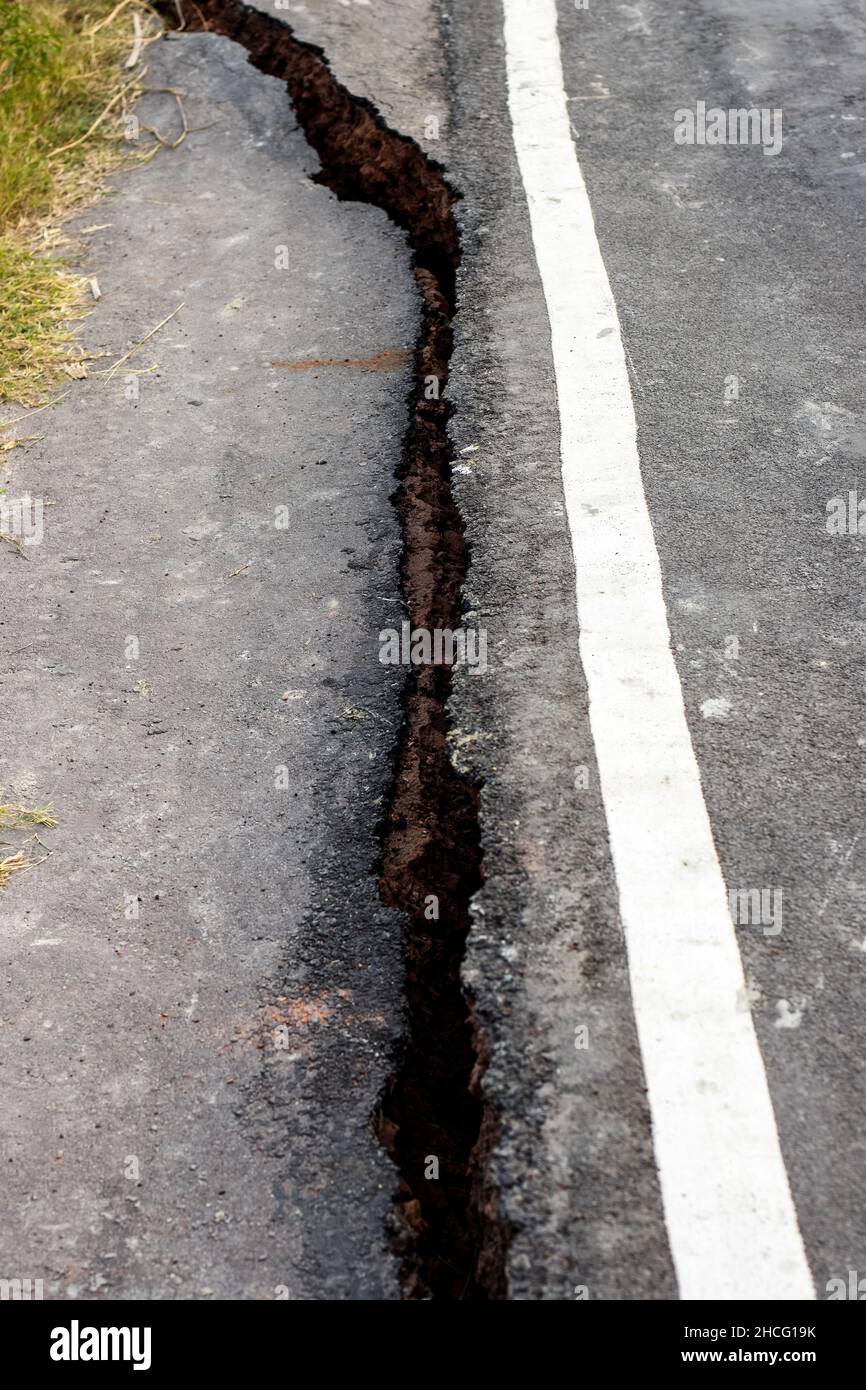 Earthquake crack grass hi-res stock photography and images - Alamy