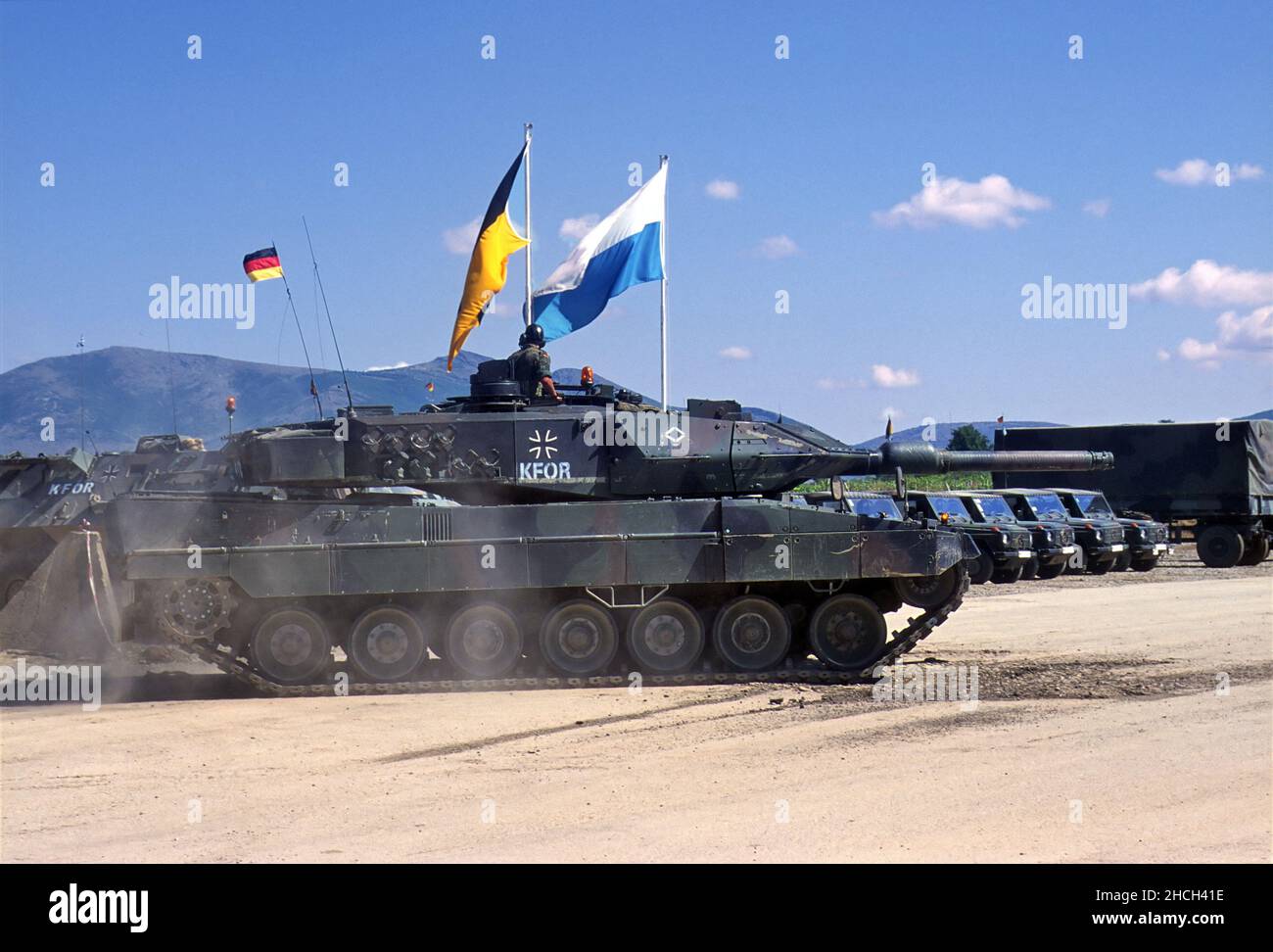 - NATO intervention in Kosovo, Leopard 2 tank of German Army near the town of Orahovac (July 2000)   - Intervento NATO in Kossovo, carro armato Leopard 2 dell'esercito tedesco presso la città di Orahovac (Luglio 2000) Stock Photo