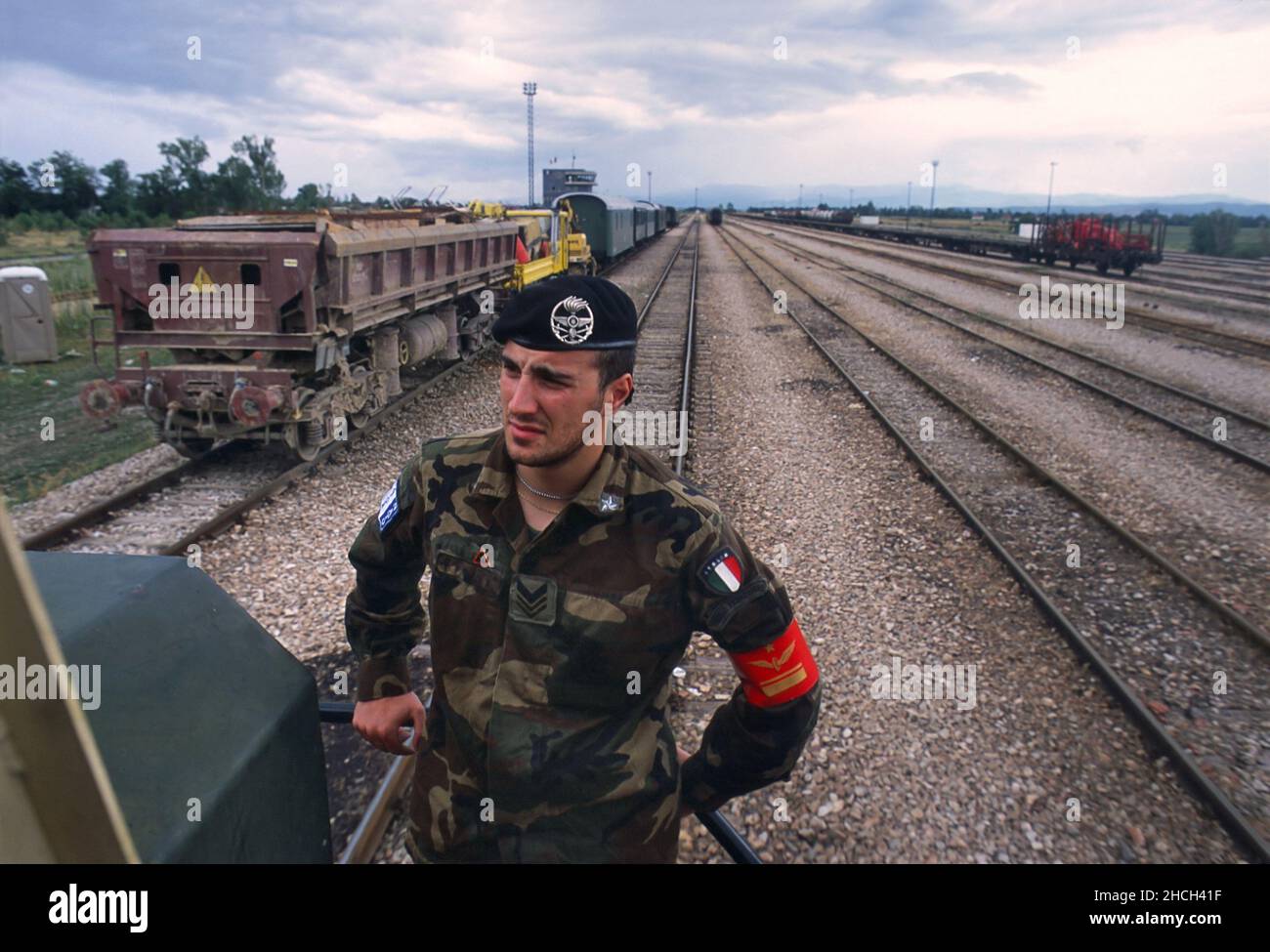 - NATO intervention in Kosovo, Italian soldiers of Railroad Engineer corps work to the restoration of the railroads (July 2000)   - Intervento NATO in Kossovo, militari italiani del Genio Ferrovieri lavorano al ripristino delle ferrovie (Luglio 2000) Stock Photo