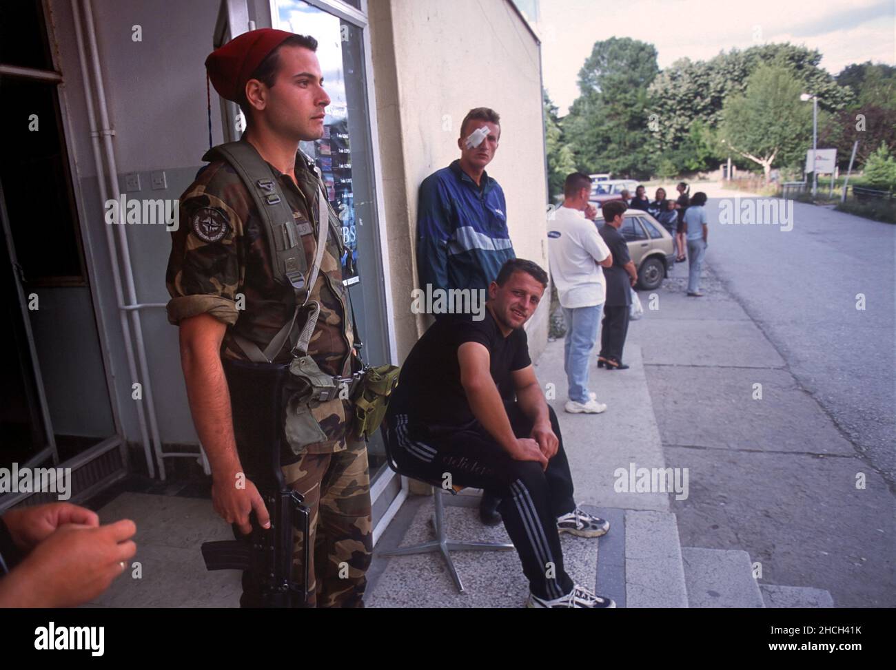 - NATO intervention in Kosovo, Italian soldier guard the Peje hospital  (July 2000)   - Intervento NATO in Kossovo, militare italiano di guardia all'ospedale di Peje (Luglio 2000) Stock Photo