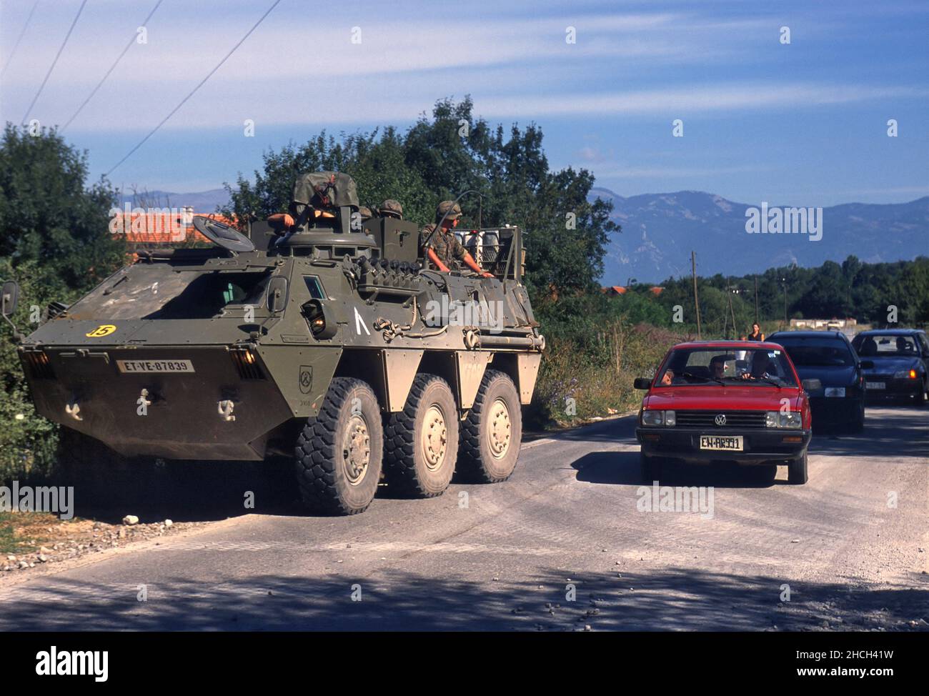 - NATO intervention in Kosovo, armored vehicles of the Spanish army patrolling a road near Istok town (July 2000))   - Intervento NATO in Kossovo, veicoli blindati dell'esercito spagnolo pattugliano una strada vicino alla città  di Istok (Luglio 2000) Stock Photo