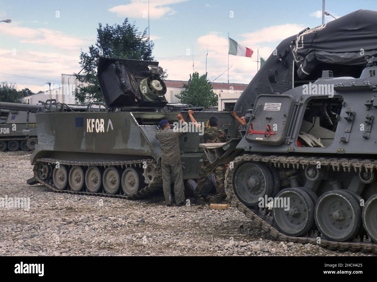 - NATO intervention in Kosovo, maintenance of armoured vehicles at the Italian camp in Peje (July 2000)   - Intervento NATO in Kossovo, manutenzione dei veicoli corazzati presso l'accampamento italiano di Peje (Luglio 2000) Stock Photo