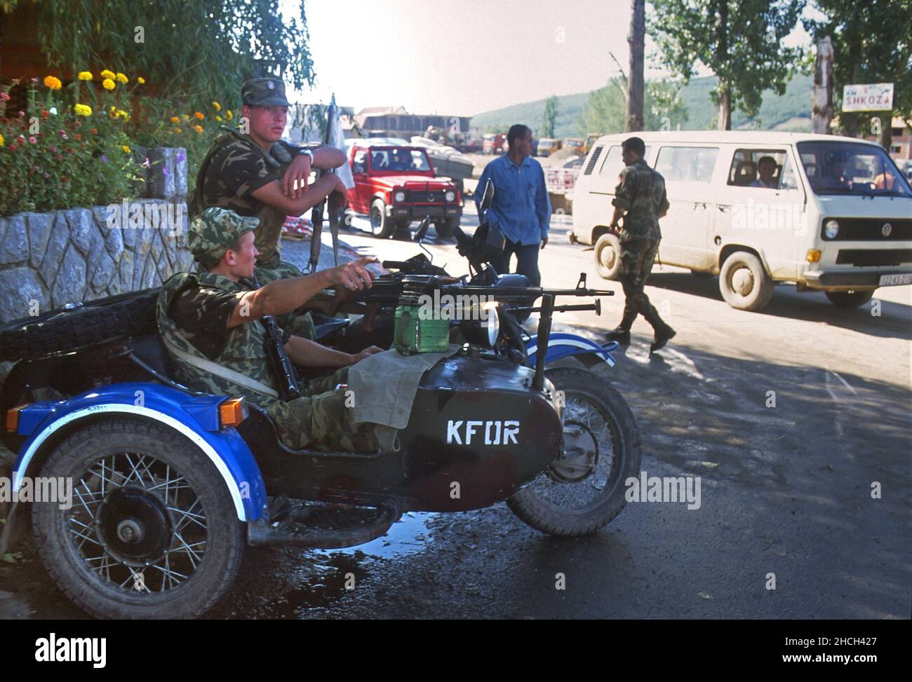 - NATO intervention in Kosovo, Russian soldiers near Pristina airport (July 2000)   - Intervento NATO in Kossovo, soldati russi nei pressi dell'aeroporto di Pristina  (Luglio 2000) Stock Photo