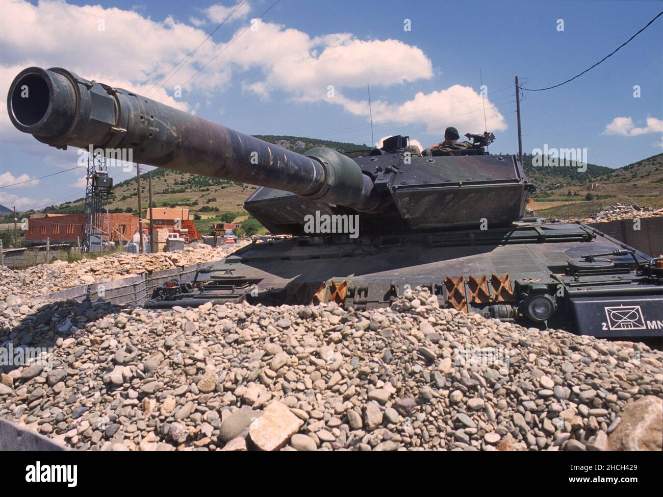- NATO intervention in Kosovo, checkpoint of the German army with a Leopard 2 tank near the town of Orahovac (July 2000)   - Intervento NATO in Kossovo, checkpoint dell'esercito tedesco con un carro armato Leopard 2 presso la città di Orahovac (Luglio 2000) Stock Photo