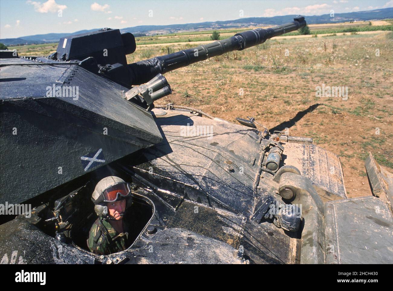 - NATO intervention in Kosovo, one of the English tanks Challanger II lines up at the border with the Serbia near city of Podujevo (July 2000)   - Intervento NATO in Kossovo, uno dei carri armati inglesi Challanger II schierati al confine con la Serbia nei pressi della città  di Podujevo (Luglio 2000) Stock Photo