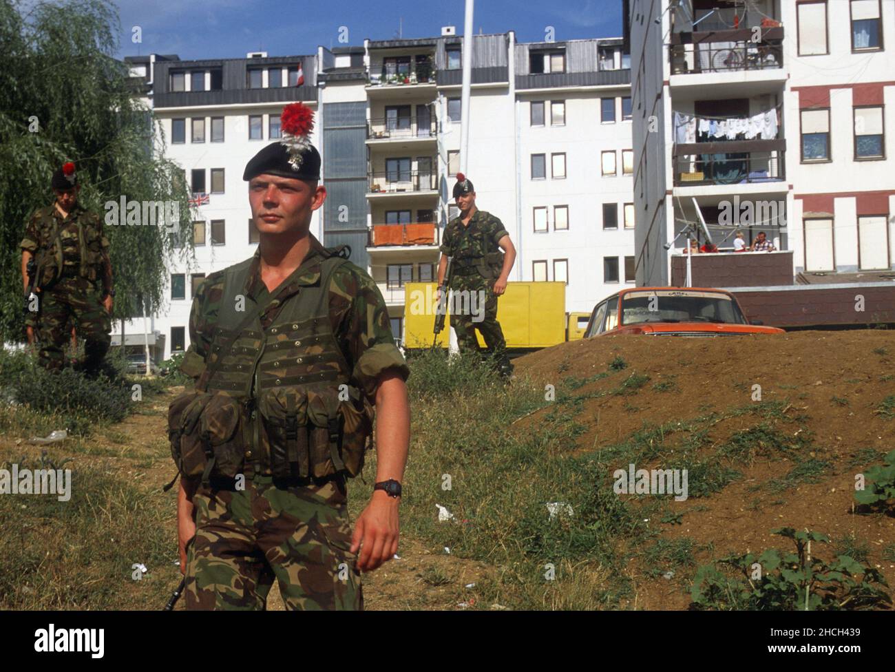 - NATO intervention  Kosovo, English soldiers in patrol to the outskirts of Pristina (July 2000)   - Intervento NATO Kossovo, militari inglesi in pattuglia alla periferia di Pristina (Luglio 2000) Stock Photo