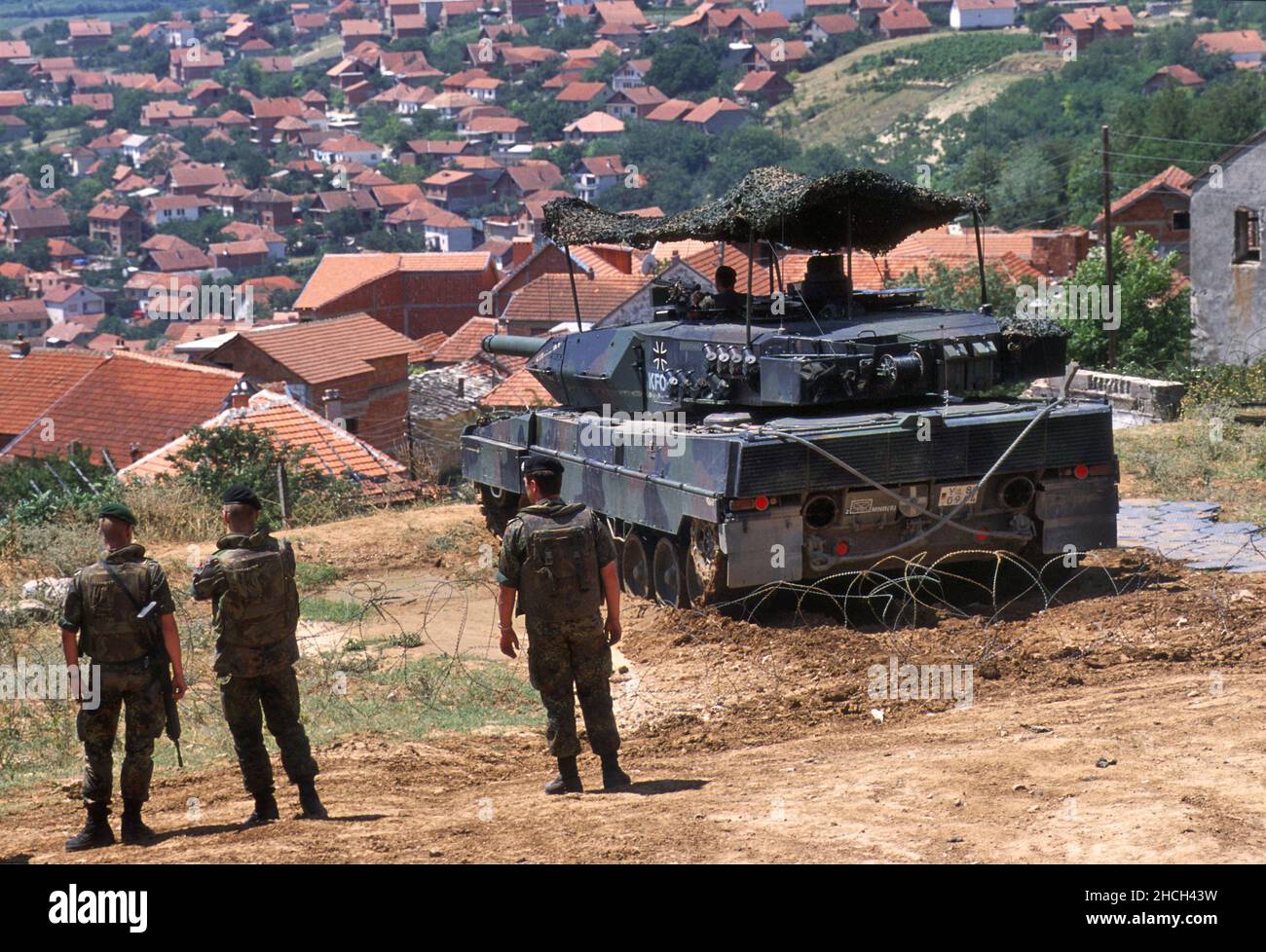 - NATO intervention in Kosovo, checkpoint of the German army with a Leopard 2 tank near the town of Orahovac (July 2000)   - Intervento NATO in Kossovo, checkpoint dell'esercito tedesco con un carro armato Leopard 2 presso la città di Orahovac (Luglio 2000) Stock Photo