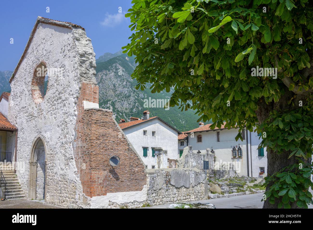 Ruins of the church that collapsed in the 1976 earthquake, Venzone, province of Udine, Italy Stock Photo