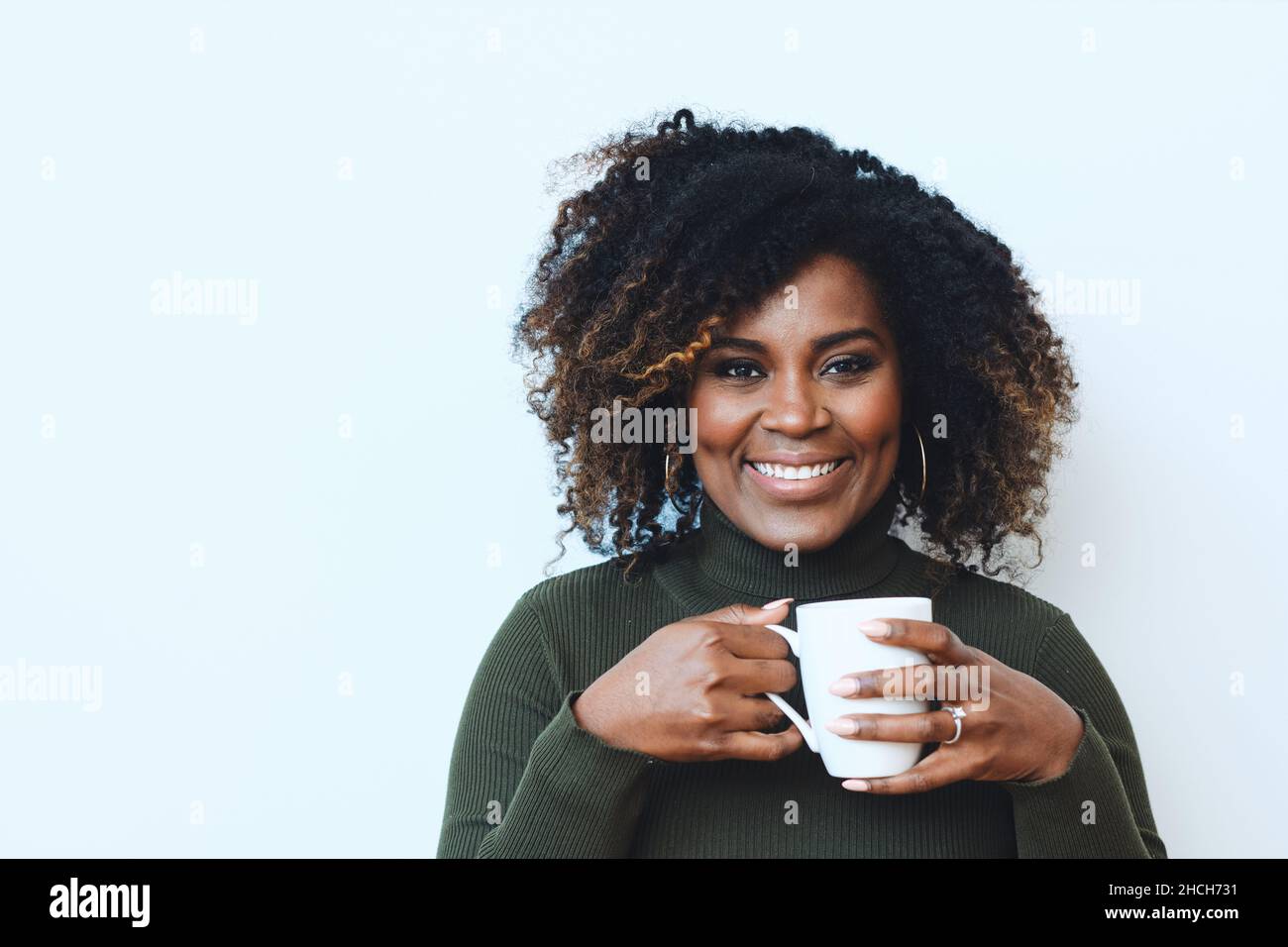 Black woman with curly hair hi-res stock photography and images - Alamy