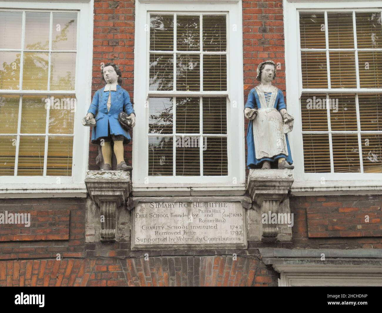 St Mary Rotherhithe Free School Portland stone sculptures of Blue Coat charity school children above the main entrance to this former school Stock Photo