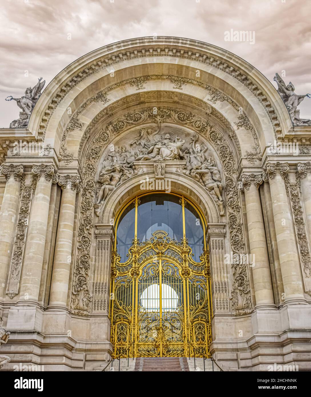 Pórtico monumental con columnas jónicas del palacio de bellas artes en Paris, Francia-Edit.tif Stock Photo