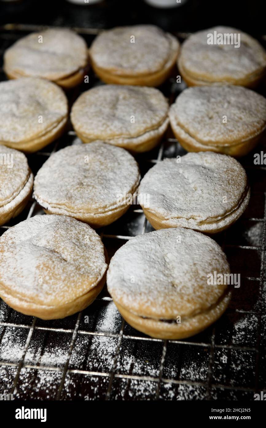 Tray mince pies dusted with icing sugar hi-res stock photography and ...