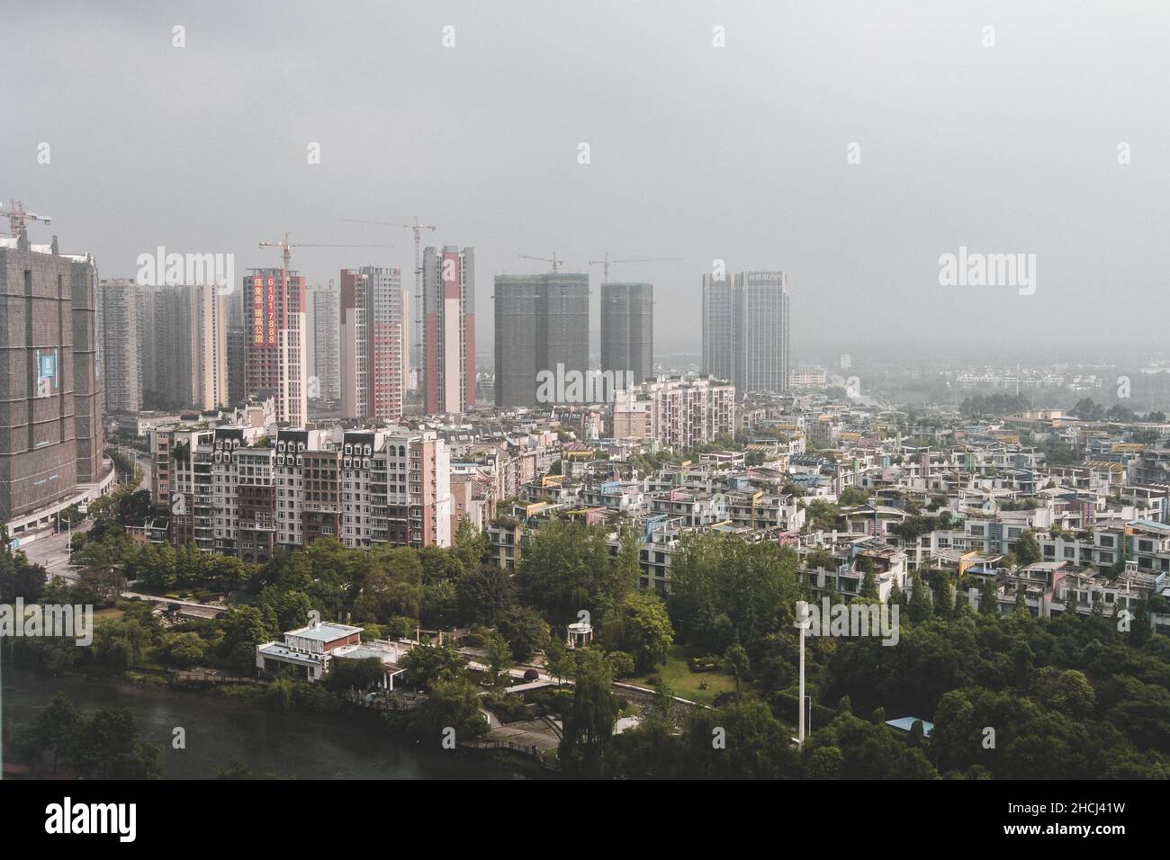 Dark foggy street view hi-res stock photography and images - Alamy