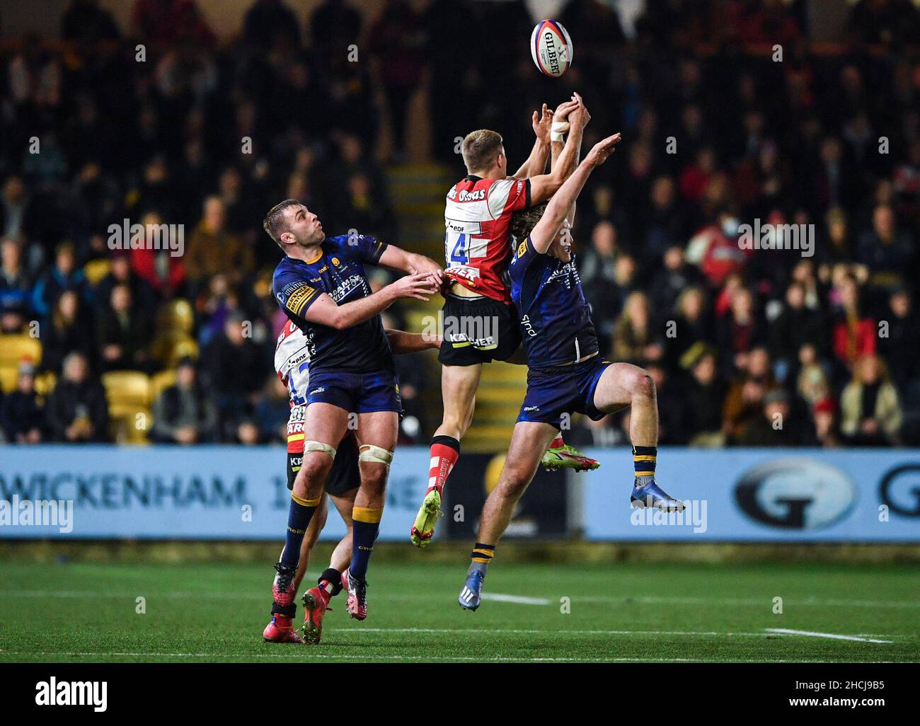 Gloucester's Alex Morgan (centre) and Worcester Warriors' Tom Howe ...