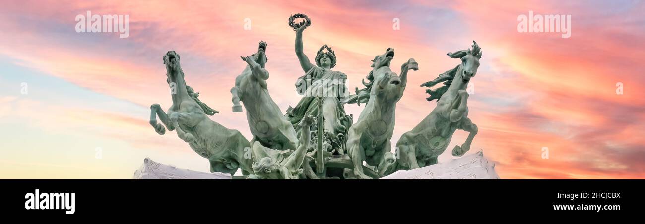 La inmortalidad adelantada al tiempo,cuadriga de Récipon en la balaustrada del gran palacio de Paris, Francia-Edit.tif Stock Photo