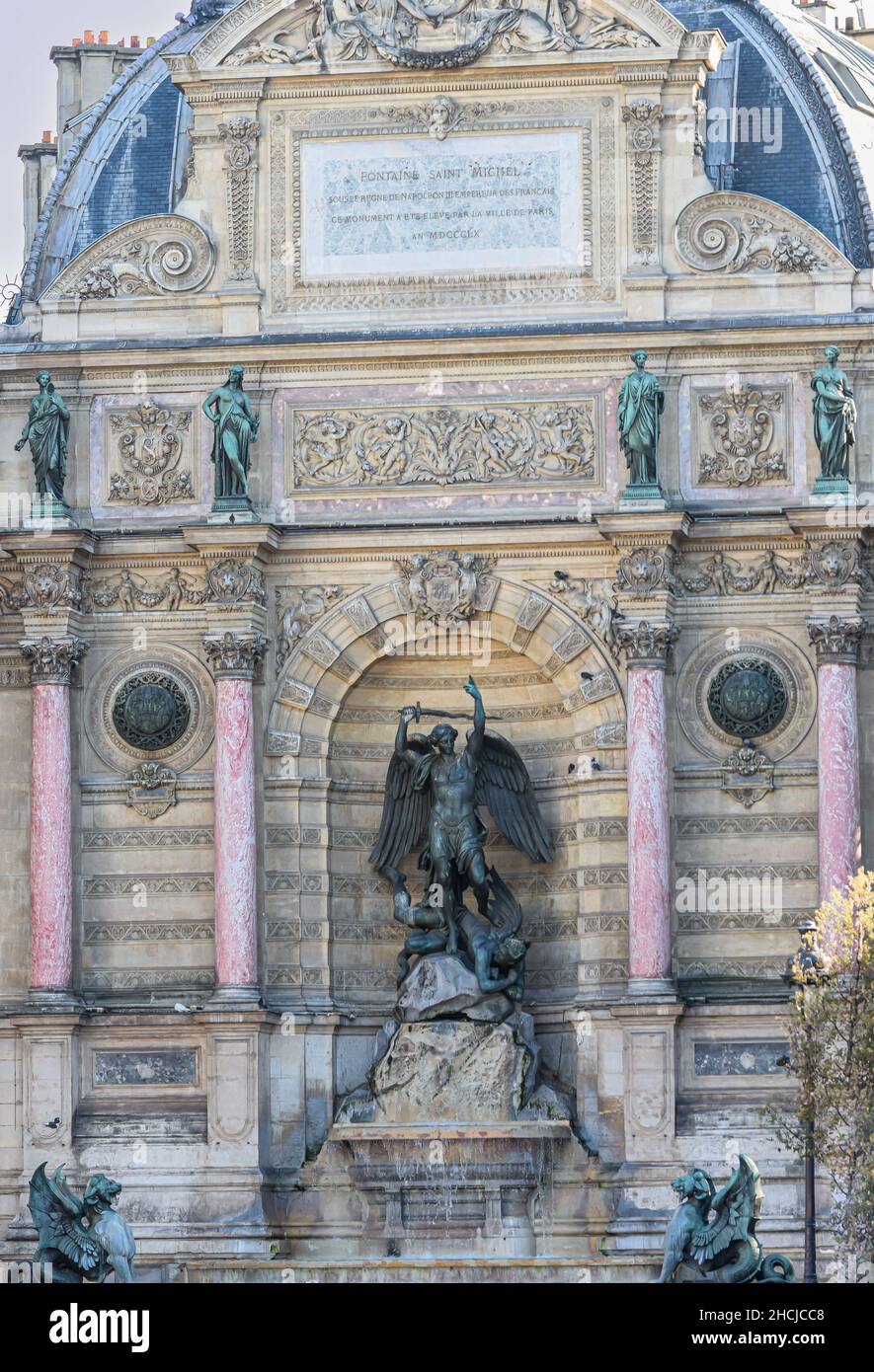 Fuente de san miguel de arquitectura ecléptica siglo XIX en Paris, Francia.JPG Stock Photo