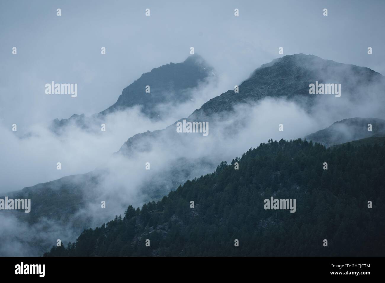 Fog covered valley hi-res stock photography and images - Alamy