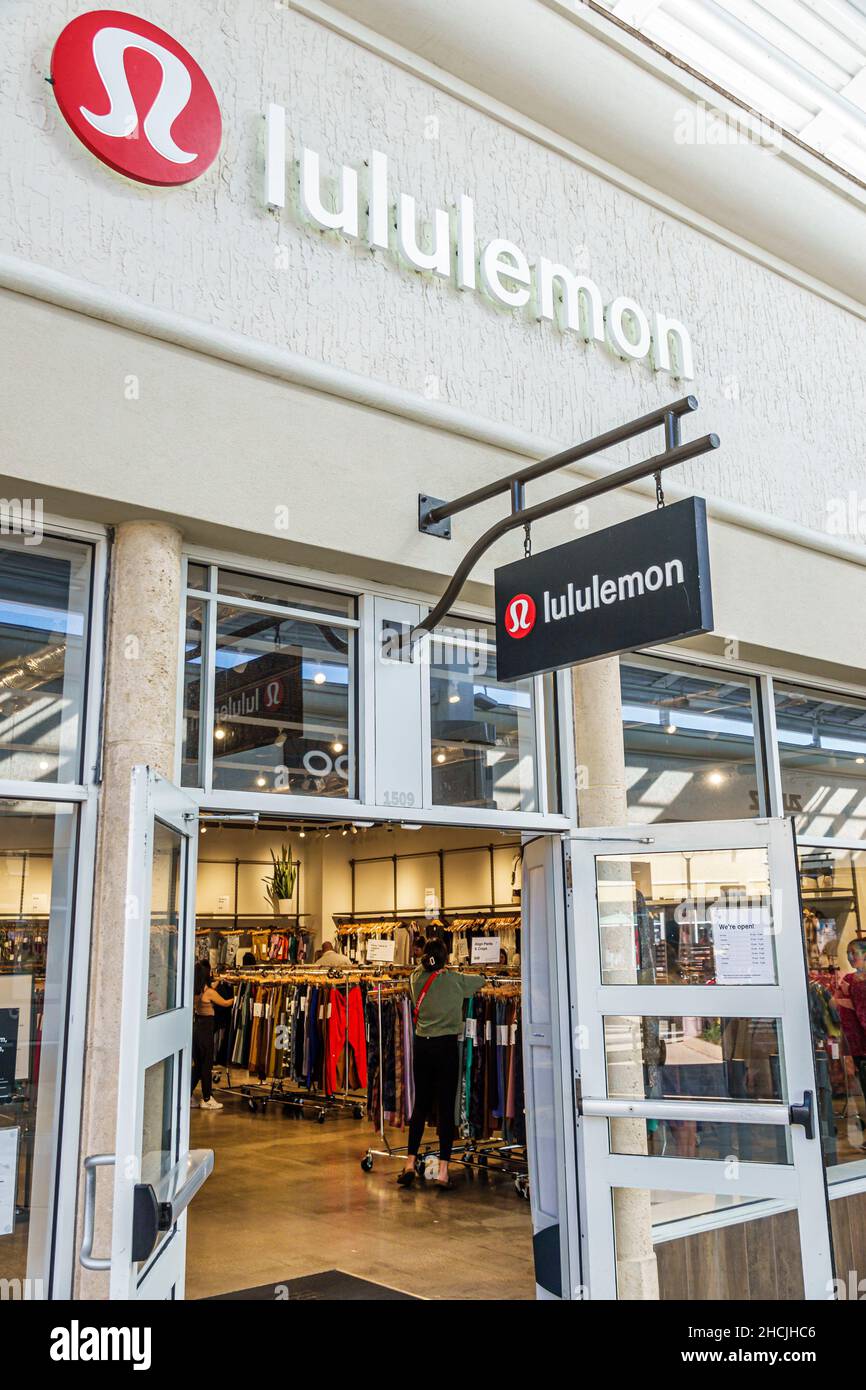 Lululemon store front hi-res stock photography and images - Alamy