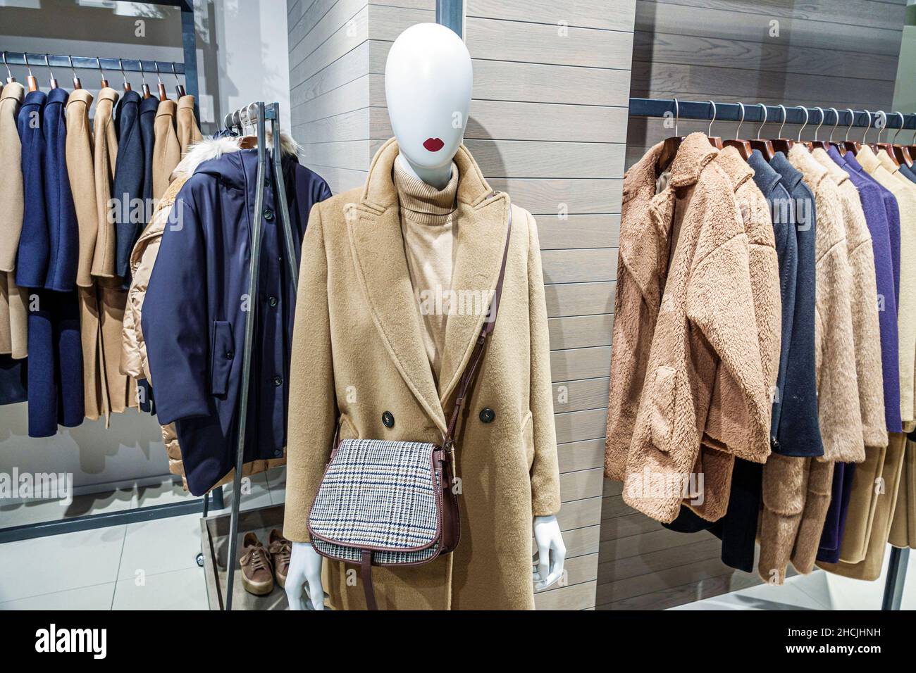 Orlando Florida Orlando Vineland Premium Outlets outlet factory store  fashion mall shopping Gucci designer outside exterior line queue Stock  Photo - Alamy