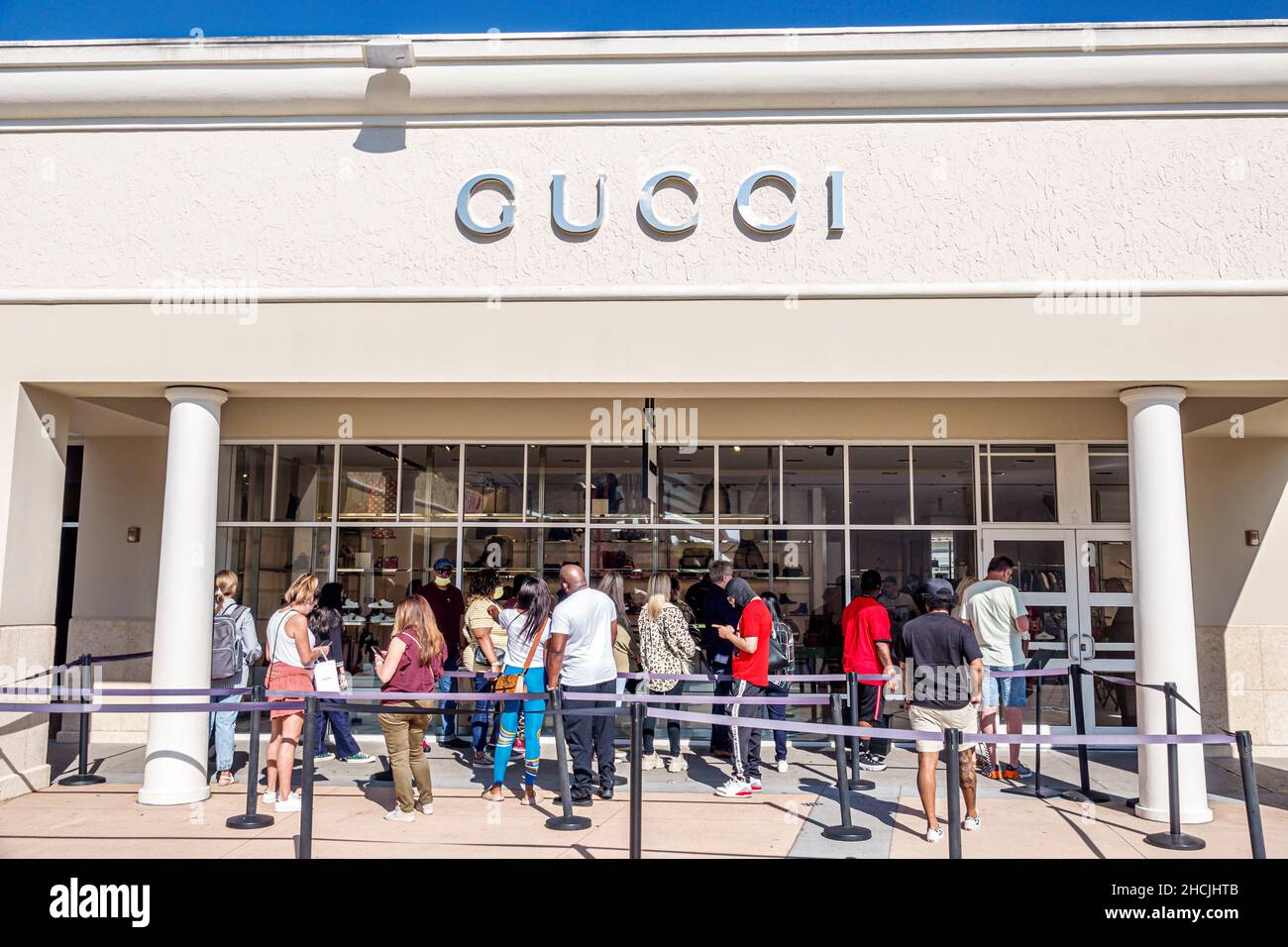 Pardon terug hoogtepunt Orlando Florida Orlando Vineland Premium Outlets outlet factory store  fashion mall shopping Gucci designer outside exterior line queue Stock  Photo - Alamy