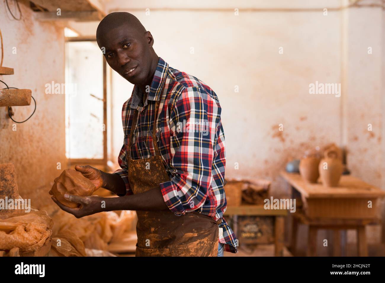 Craftsman moulding wet clay Stock Photo Alamy