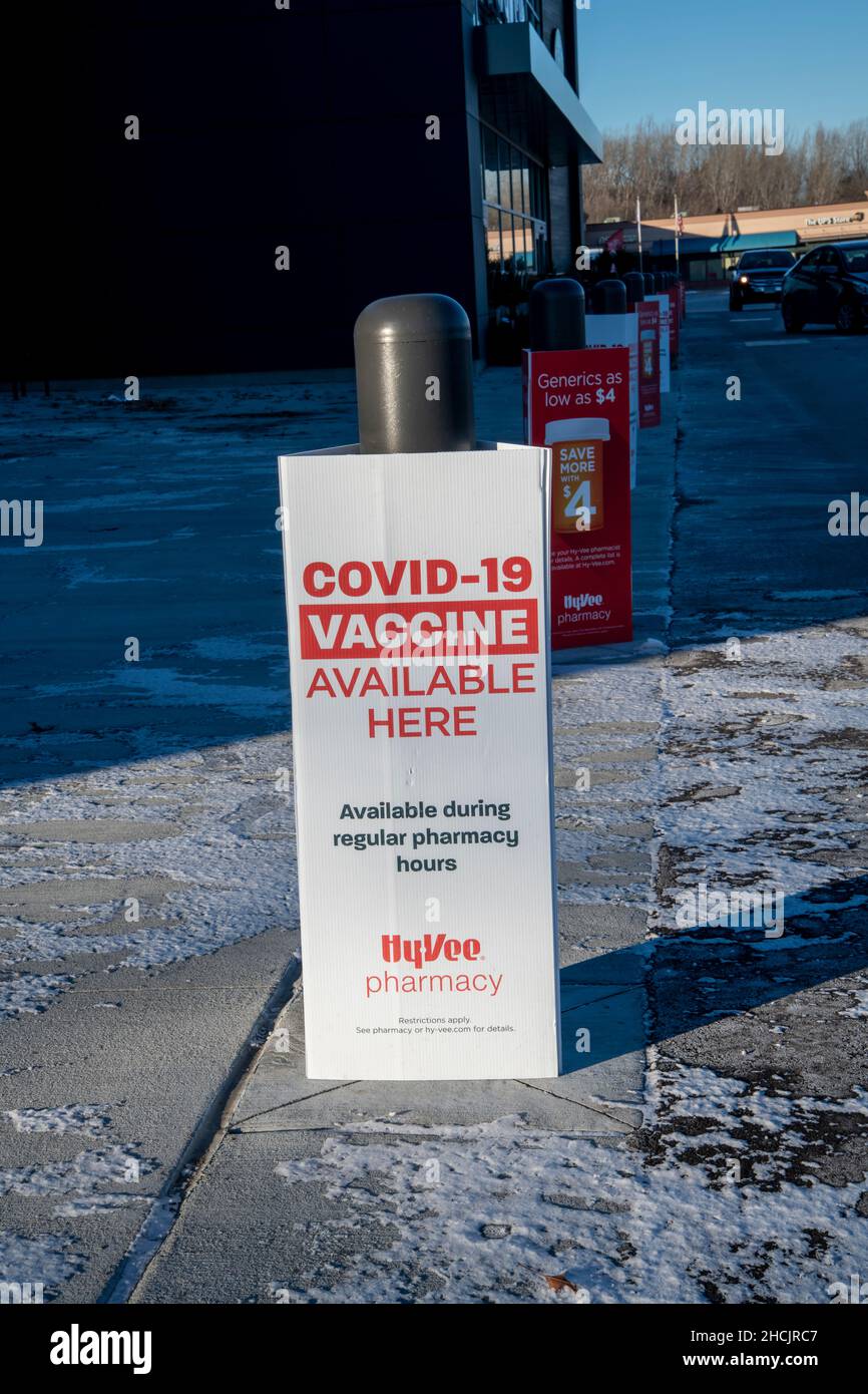 Maplewood, Minnesota. Sign at a HyVee supermarket store advertising Covid-19 vaccinations at their pharmacy. Stock Photo