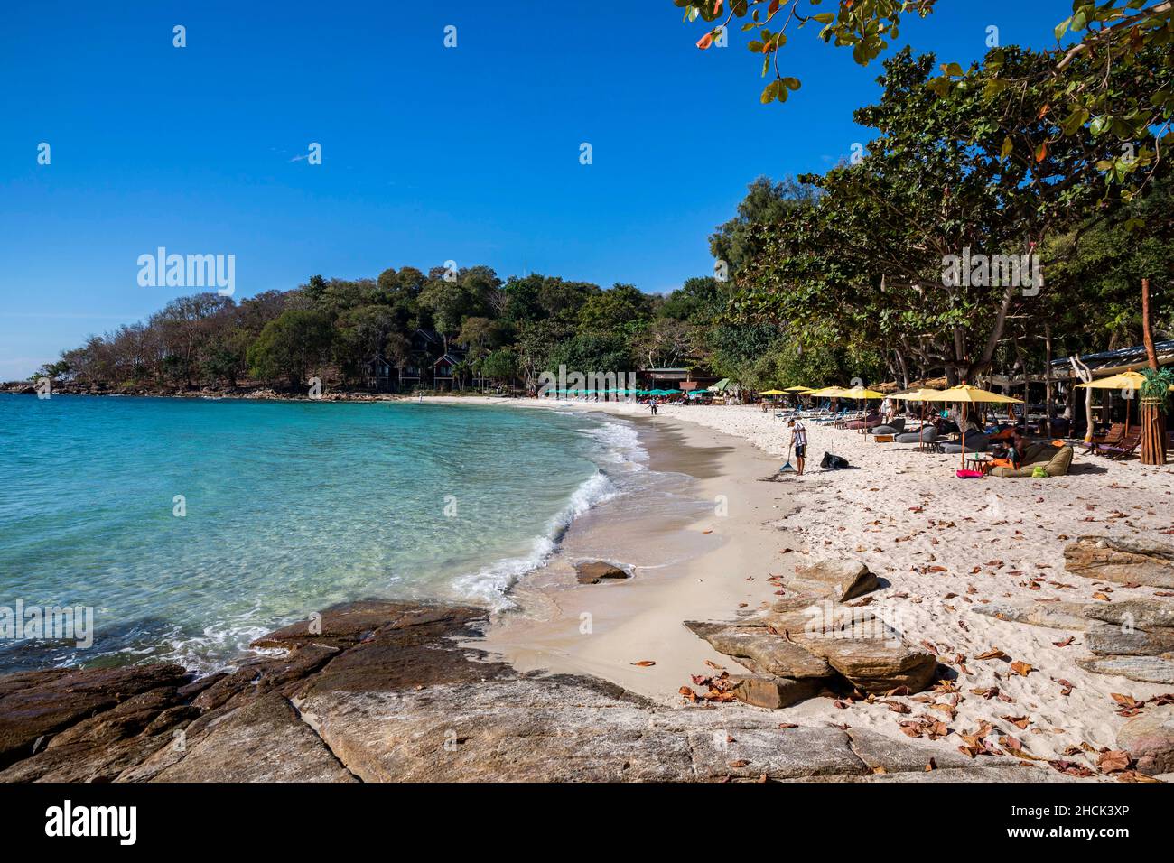 Thailand. 29th Dec, 2021. A hotel staff rakes up leaves and trash on a beach on Koh Samet, Thailand, on December 28, 2021. (Credit Image: © Andre Malerba/ZUMA Press Wire) Stock Photo