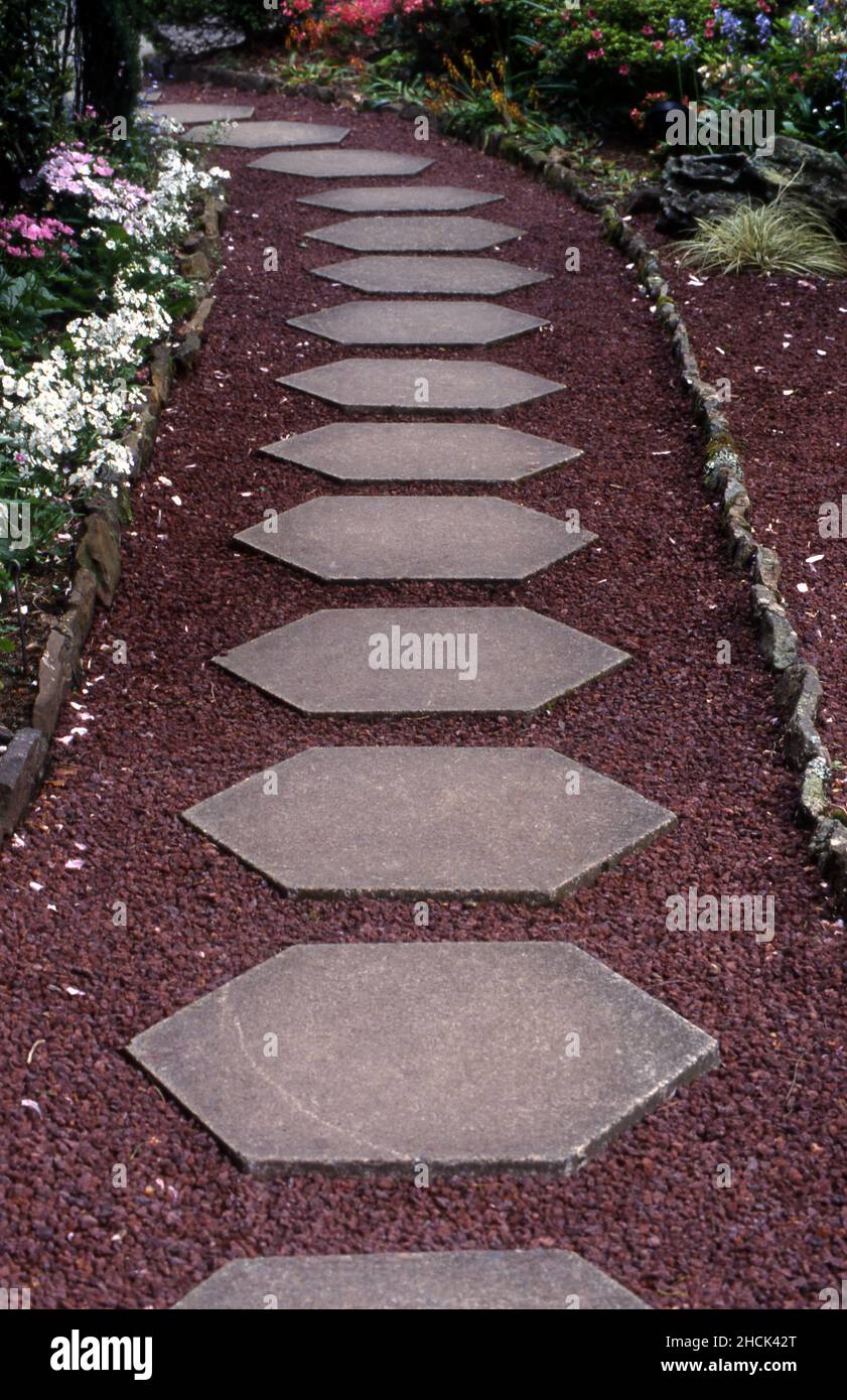 GARDEN PATH CREATED FROM PAVING STONES AND GRAVEL Stock Photo Alamy