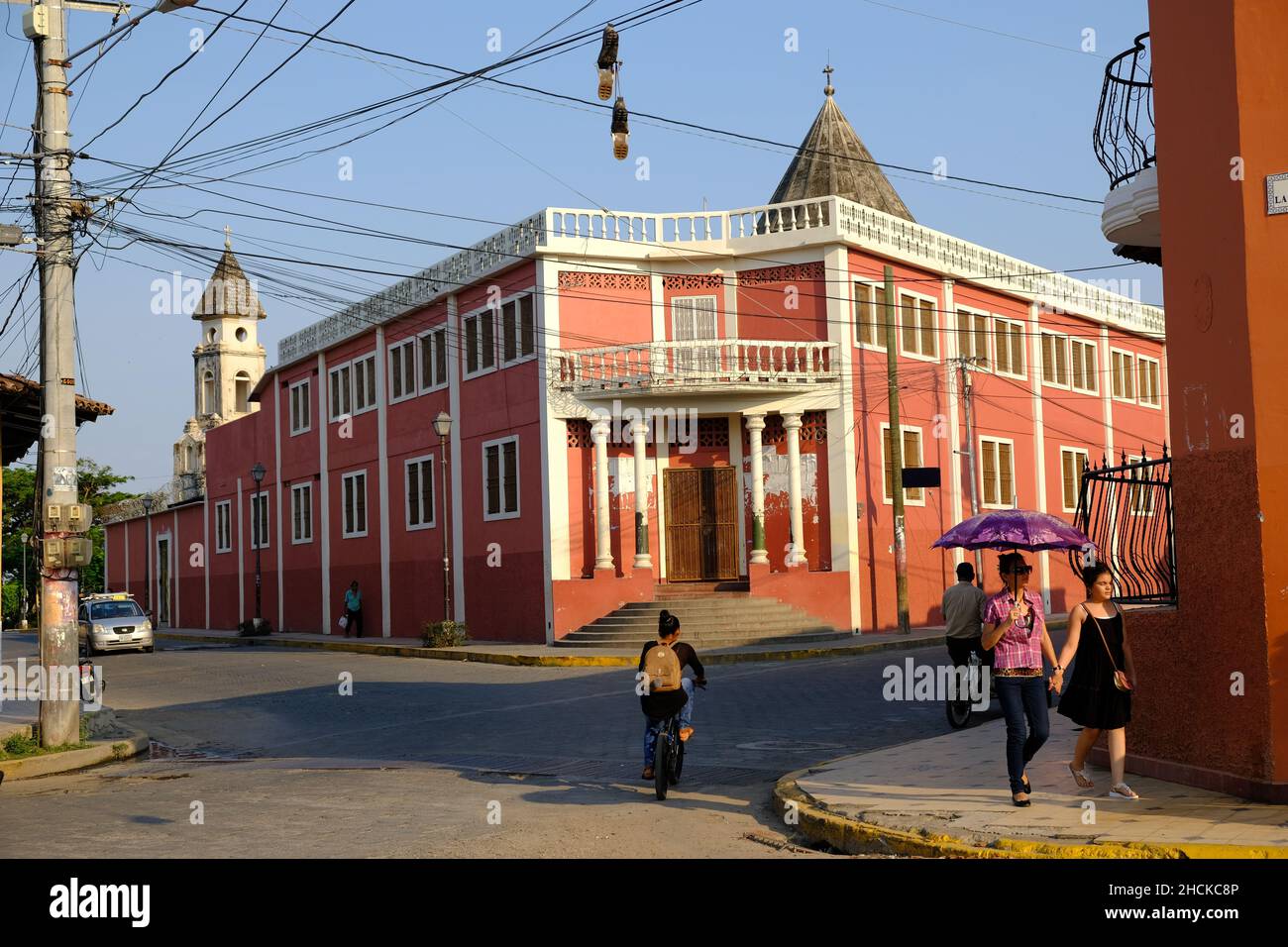 Nicaragua Granada - Daily life - Colonial buildings at Parque Central de Granada Stock Photo