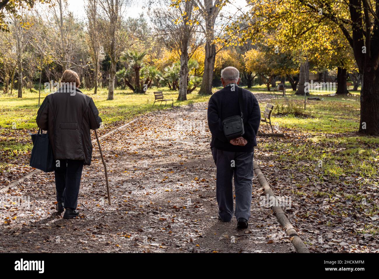 Elderly people walking hi-res stock photography and images - Alamy
