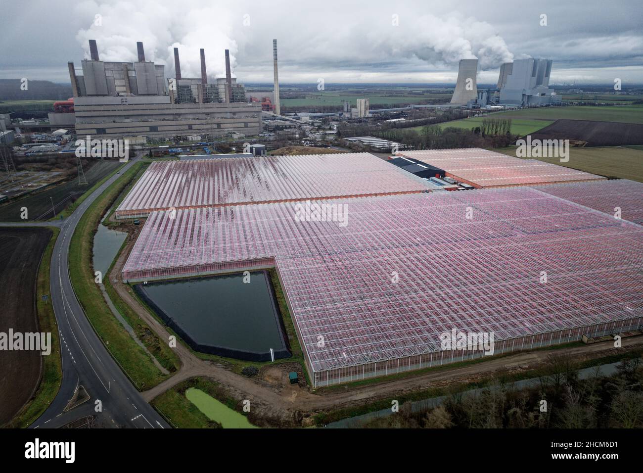 Weisweiler, Germany. 14th Sep, 2017. Luminous greenhouses stand in