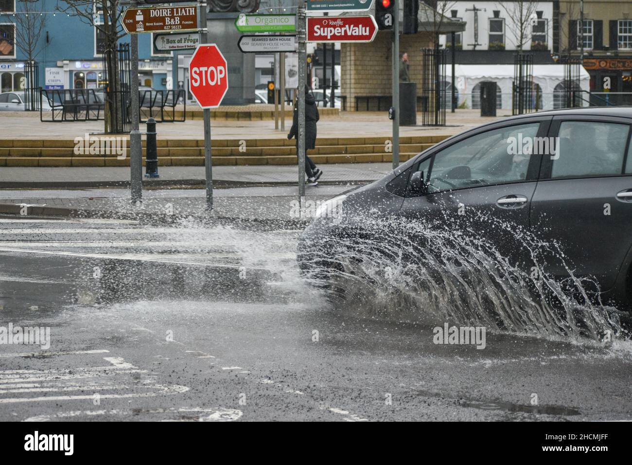 Bantry, West Cork, Ireland. 130h Dec, 2021. Met Eireann has issued a yellow weather warning for Cork, predicting heavy rain that will lead to localised flooding. Credit: Karlis Dzjamko News/Alamy Live News Stock Photo