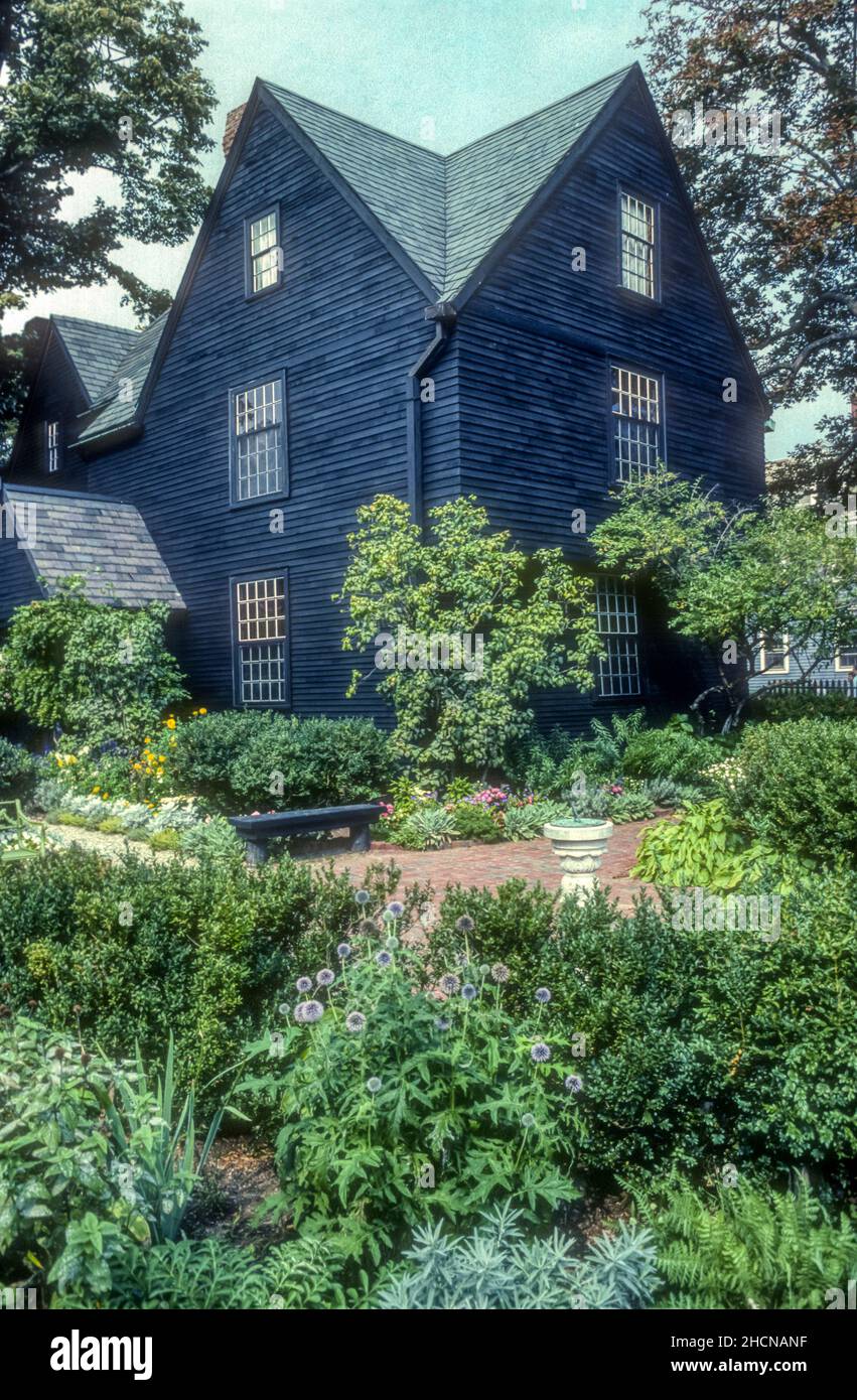 1990 archive photograph of the House of the Seven Gables in Salem, Massachusetts.  Built in 1668 and the setting for Nathaniel Hawthorne’s 1851 novel of the same name, the house is now a museum. Stock Photo