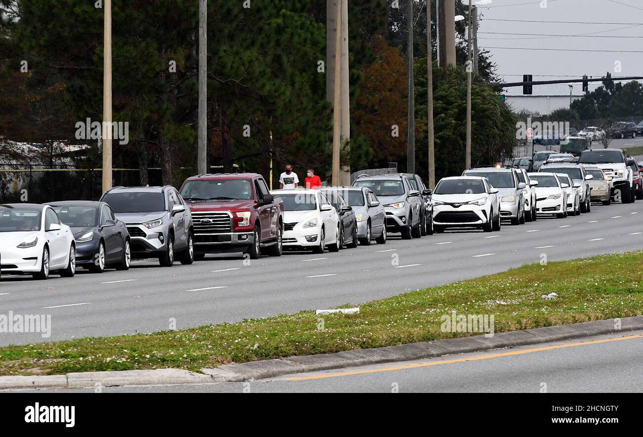 Orlando, United States. 30th Dec, 2021. Cars line up near a COVID-19 testing site at the South Orange Youth Sports Complex in Orlando. Due to the extreme demand for testing as a result of the spread of the Omicron variant, the county opened this site today in addition to two other existing sites which have reached capacity on a daily basis, forcing them to close early. Credit: SOPA Images Limited/Alamy Live News Stock Photo
