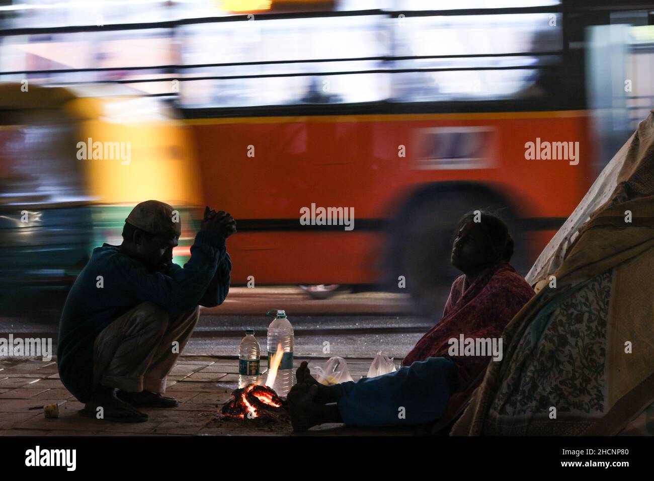 New Delhi, New Delhi, India. 30th Dec, 2021. A couple warms themselves by a fire along a road on a cold winter night. (Credit Image: © Karma Sonam Bhutia/ZUMA Press Wire Service) Stock Photo