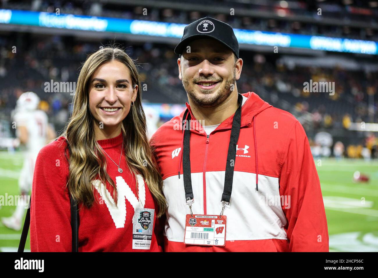 Las Vegas, NV, USA. 30th Dec, 2021. Las Vegas Raider Alec Ingold (R ...