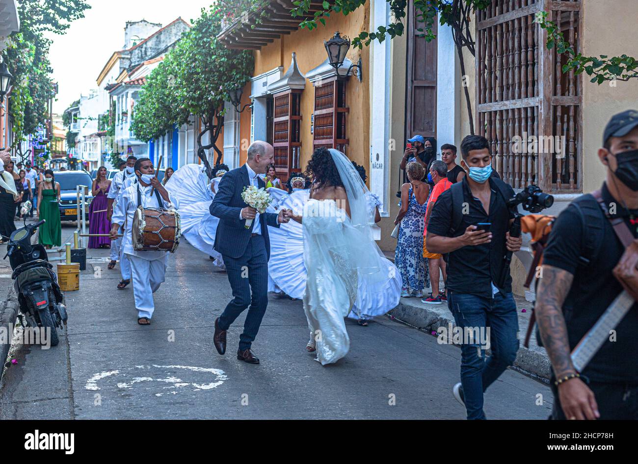 Newlywed couple celebrating their marriage dancing on the street, Cartagena de Indias, Colombia.. Stock Photo