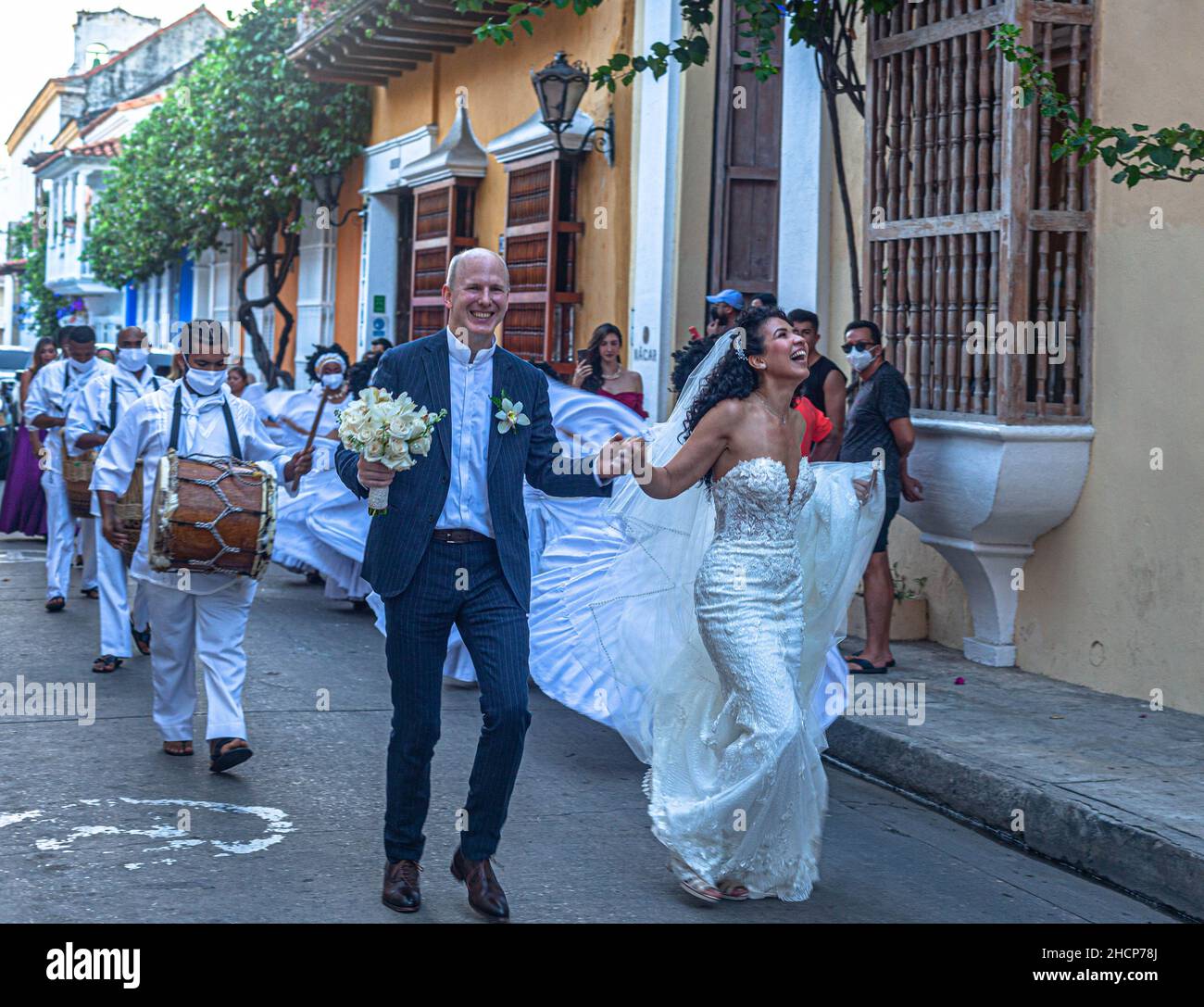 Newlywed couple celebrating their marriage dancing on the street to a live traditional band, Cartagena de Indias, Colombia. Stock Photo