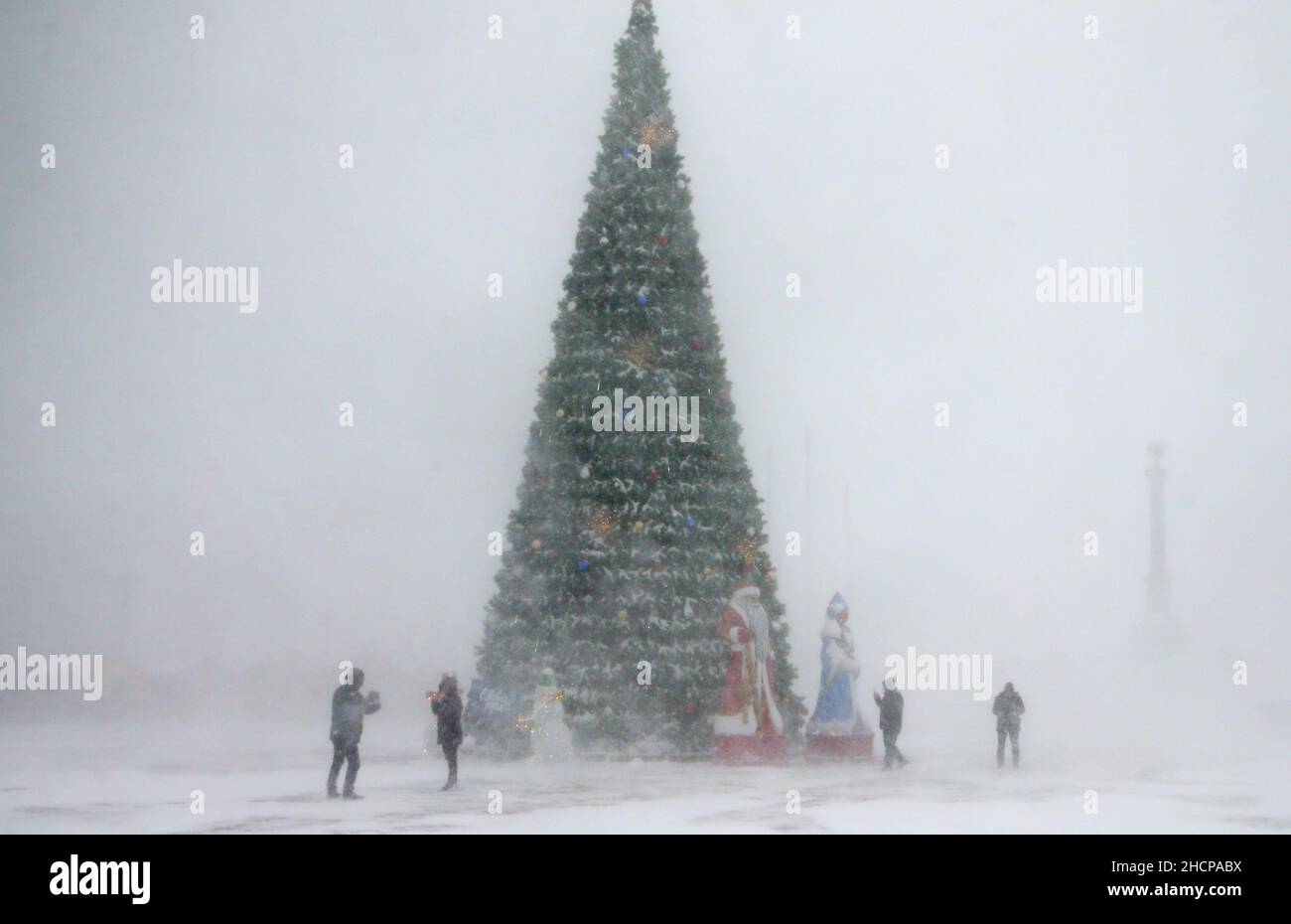 Snow Storm At Christmas 2022 Petropavlovsk Kamchatsky, Russia. 31St Dec, 2021. People Walk By The City's  Main Christmas Tree During A Blizzard. In The Night Of January 1, 2022,  Storm-Force Wind And A Heavy Snowfall Are Expected