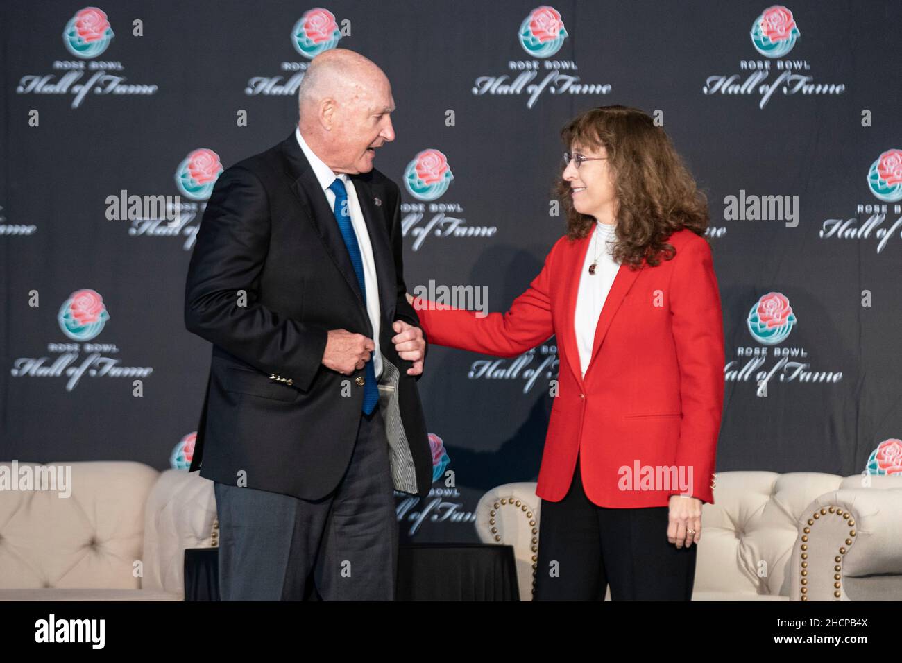 Jim Delany (Big Ten) receives his Hall of Fame jacket from Pasadena Tournament of Roses president Laura Farber during the Rose Bowl Hall of Fame Induc Stock Photo