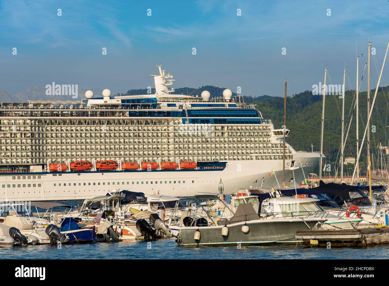 Large cruise ship waterfront hi-res stock photography and images - Alamy