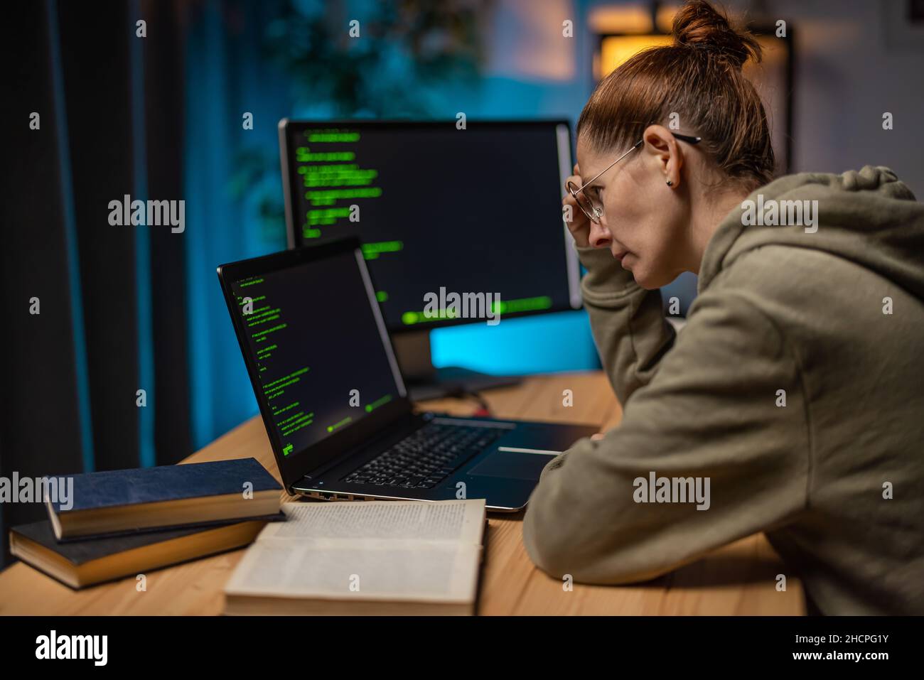 Computer coding woman hi-res stock photography and images - Alamy