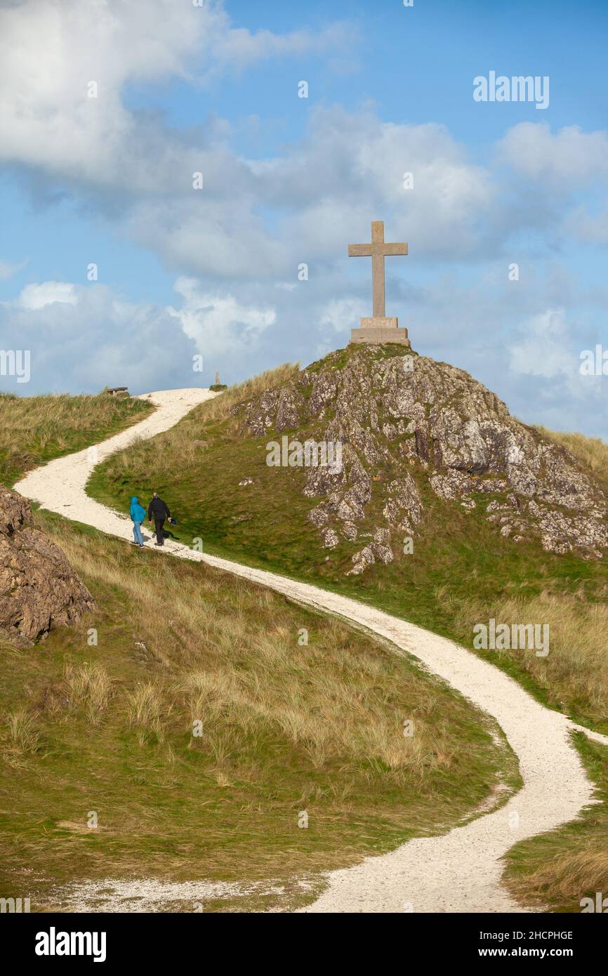 Stone cross of St Dwynwen Welsh patron saint of lovers. Llanddwyn Island, Newborough, Isle of Anglesey, North Wales, UK Stock Photo