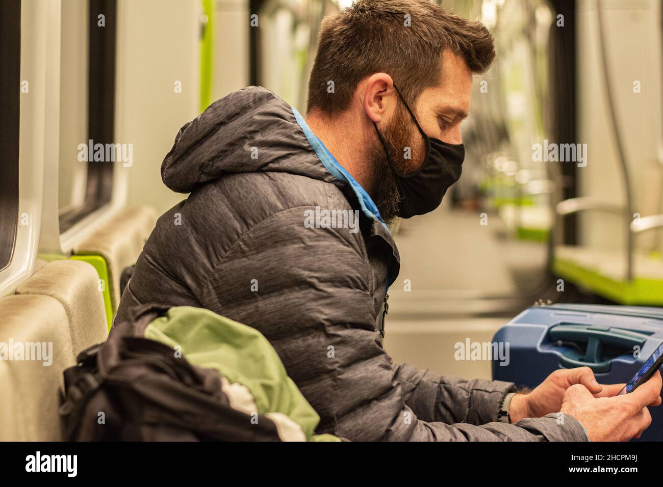 Man wearing face mask bus travel hi-res stock photography and images ...