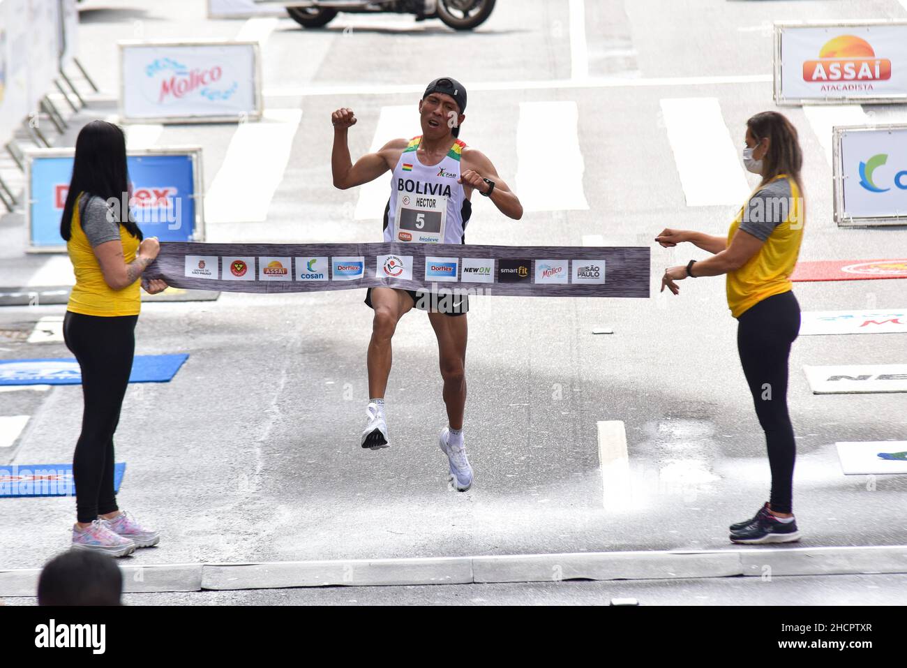 SÃO PAULO, SP - 31.12.2021: 96 CORRIDA INTERNACIONAL DE SÃO SILVESTRE - Arrival of the third place in the Elite Male Category, Hector Flores (Bolivia), in the São Silvestre 2021 International Race, this Friday (31). Held over a distance of 15 KM, starting and finishing at Av. Paulista, elite runners from around the world, in addition to thousands of amateur athletes, celebrate the 96 Corrida de São Paulo on the streets and avenues of São Paulo on the last day of the year. Silvestre happens after having its 2020 edition canceled because of the Covid 19 (Coronavirus) pandemic. (Photo: Roberto Ca Stock Photo