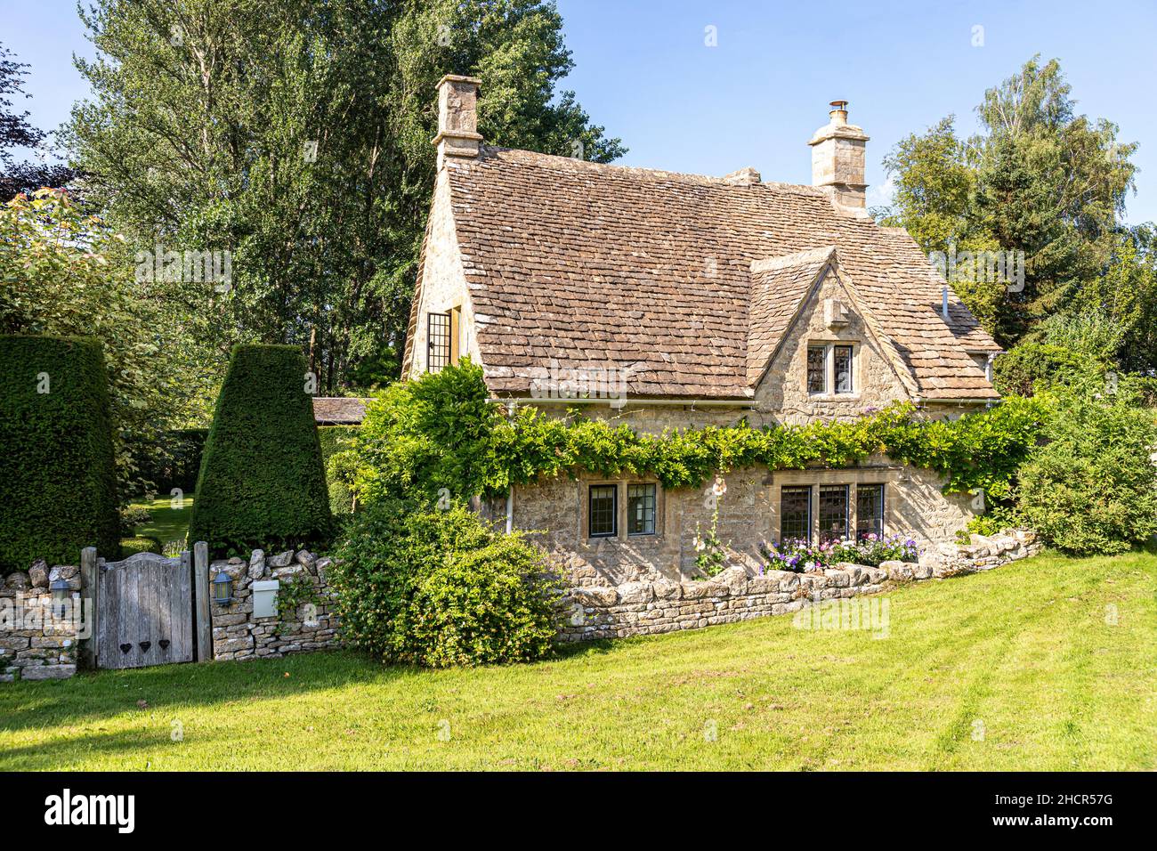 A traditional stone cottage in the Cotswold village of Little Barrington, Gloucestershire UK Stock Photo