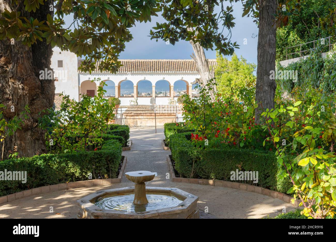 ALHAMBRA PALACE GRANADA ANDALUSIA SPAIN PAVILION BUILDING ARCHES AND A FOUNTAIN IN THE GENERALIFE GARDENS Stock Photo