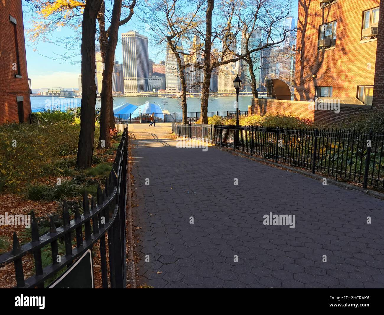 Brooklyn, NY, USA - Dec 31, 2022: Brooklyn Heights pedestrian path with view of lower Manhattan across the East River Stock Photo