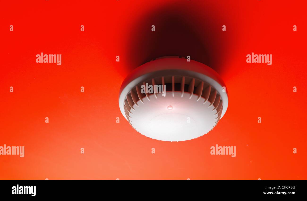 smoke detector of fire alarm in action Stock Photo - Alamy