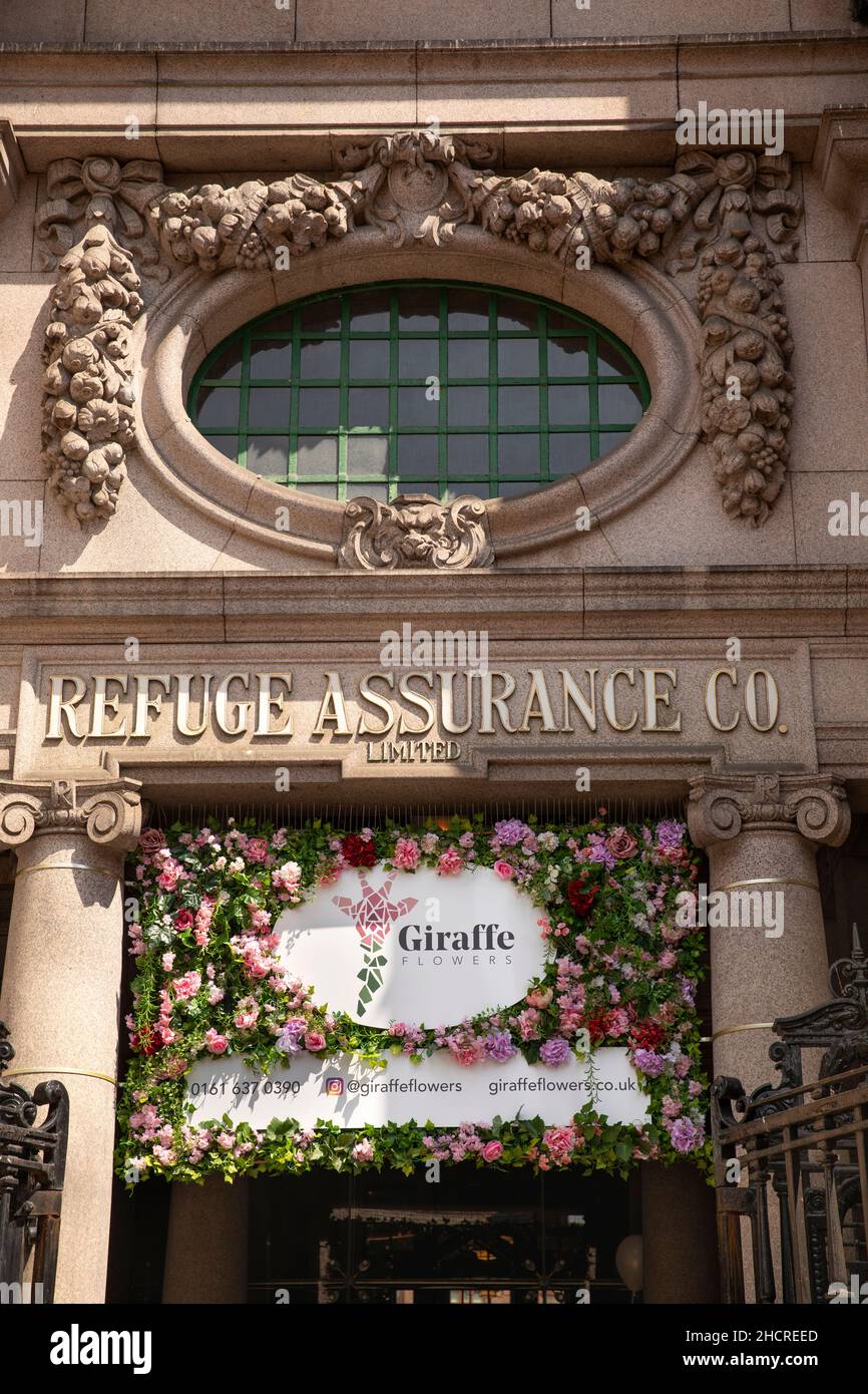 UK, England, Manchester, Oxford Road, Architectural decoration of former Refuge Assurance Company office, now Kimpton Hotel, Giraffe florist sign Stock Photo